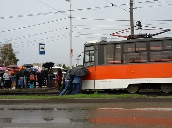 В Краснодаре пассажирам пришлось толкать трамвай