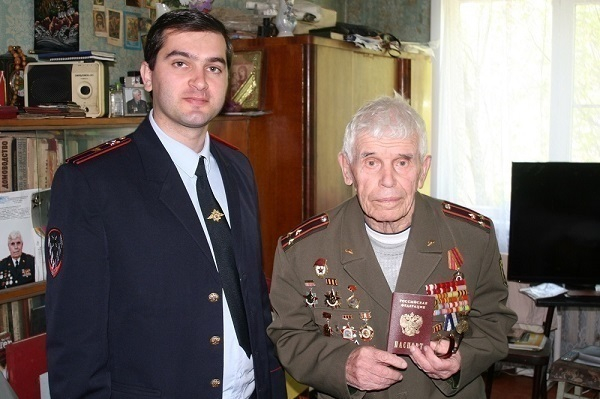 Сотрудники УФМС выдали 95-летнему краснодарскому фронтовику новый паспорт
