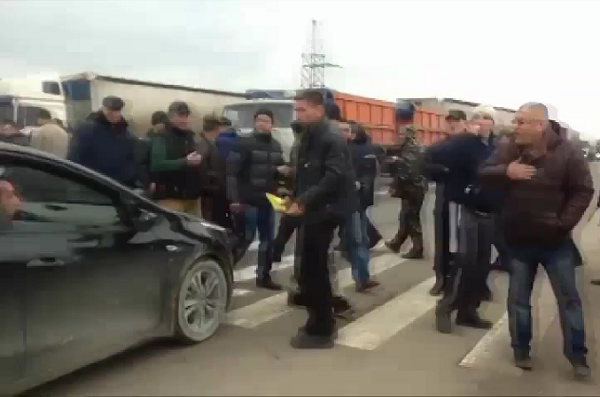 В Краснодарском крае водители фур перекрыли дорогу к Керченской переправе