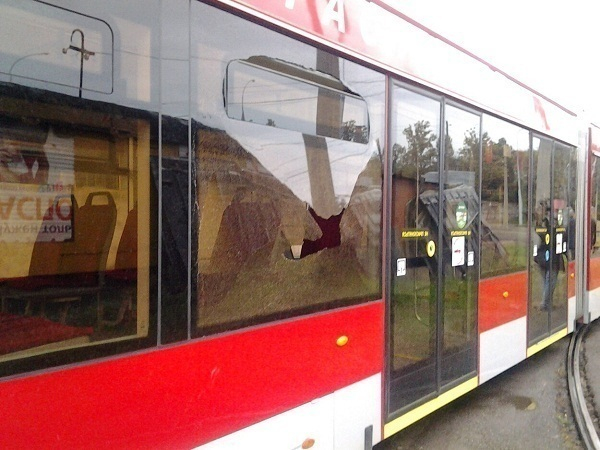 Вандалы, разбившие окно в краснодарском трамвае «Витязь», попали на видео