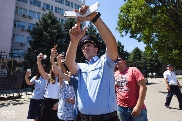 Полицейские Краснодара научили делать правильные селфи