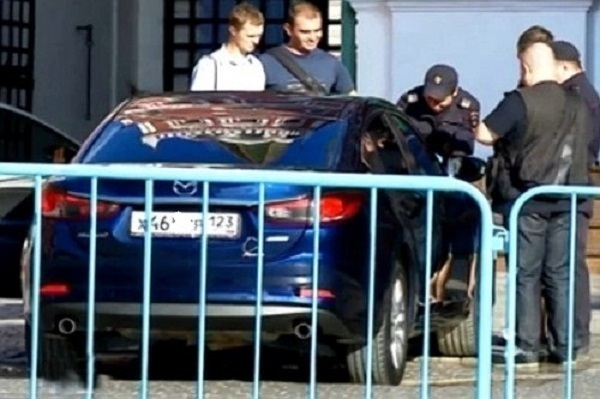 Парень из Краснодара на спор припарковал свою «Мазду» возле Кремля