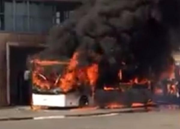 В Сочи сгорел пассажирский автобус, поставленный на ремонт в гараж