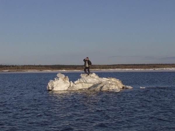 В Краснодарском крае пожилого рыбака на льдине ловили 2 часа
