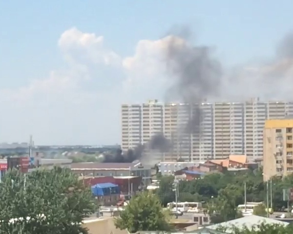 Шинный склад в Краснодаре начал разгораться снова