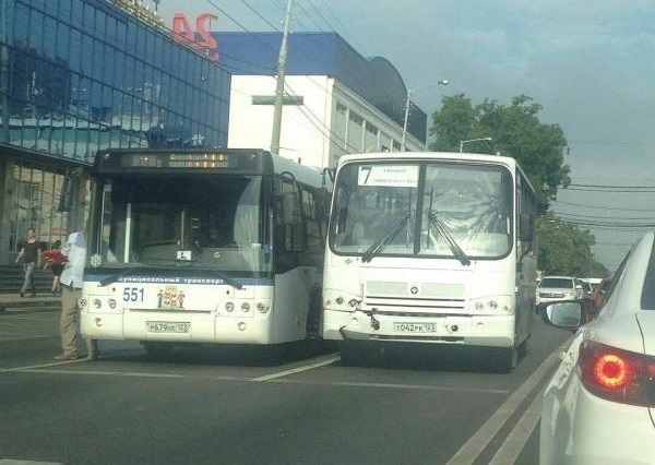 В Краснодаре столкнулись два пассажирских автобуса