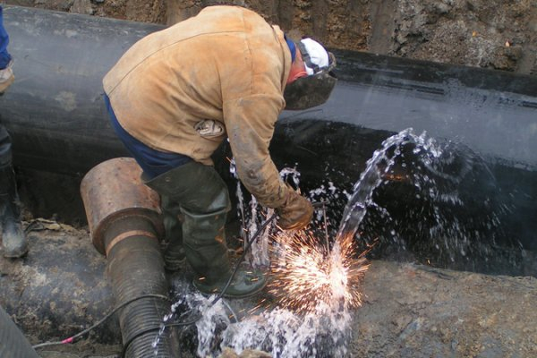 Прокурор края лично проверил ход ремонта сочинского водопровода на Медовой