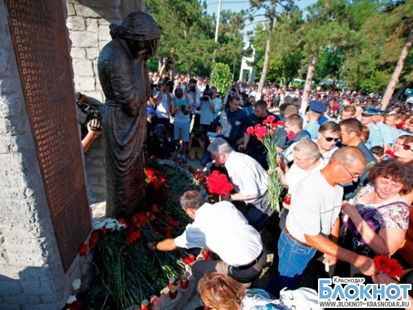 В Крымске в память о жертвах наводнения 2012 года проходят траурные мероприятия