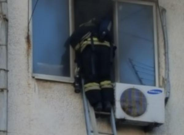 Пожарный в окне: в Новороссийске работа огнеборцев попала на видео
