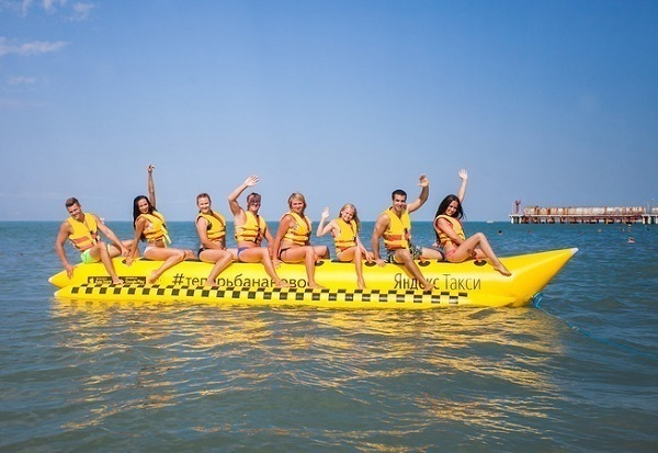 В Сочи на море заработало «банановое» такси