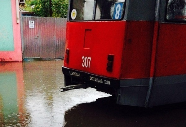 В Краснодаре из-за дождя встали троллейбусы и трамваи