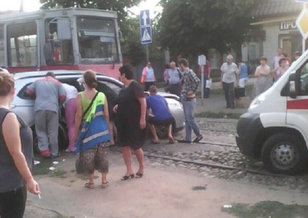 Трамвай протаранил «Мицубиси» в центре Краснодара