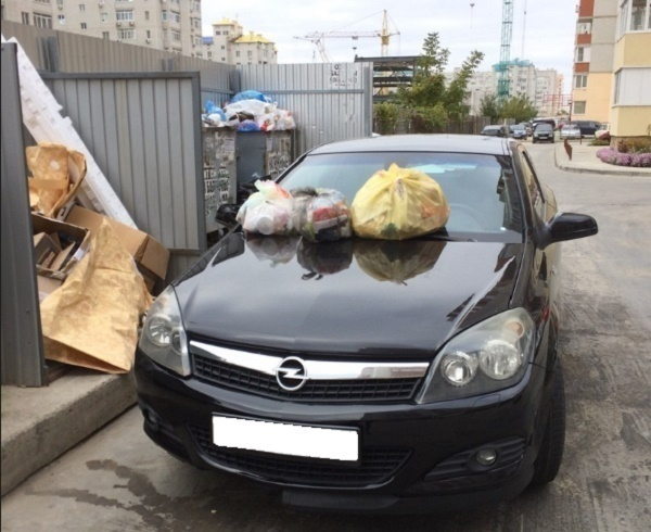 В Краснодаре автомобиль забросали мусором из-за неудачной парковки