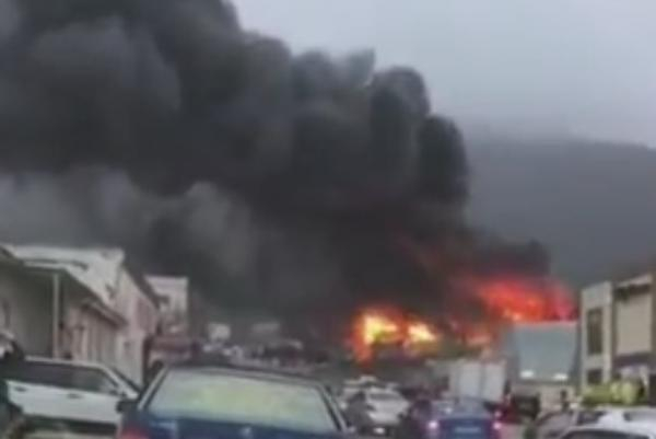 В Геленджике сгорел склад вторсырья: клубы дыма окутали город