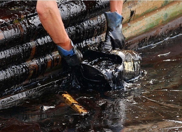 В Ейске в акватории порта ликвидировали разлив нефти