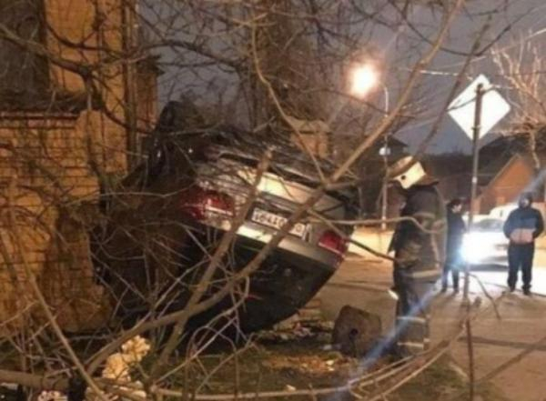«BMW на дому»: в Краснодаре перевернувшийся «немец» разрушил кирпичный забор у частного дома