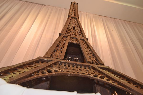 В Геленджике появилась двухметровая Эйфелева башня из шоколада