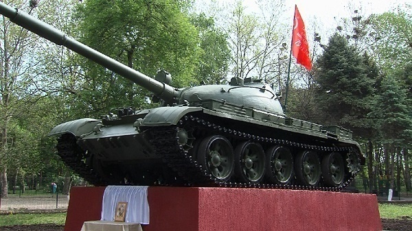 В краснодарском сквере установили новый монумент - танк Т-62