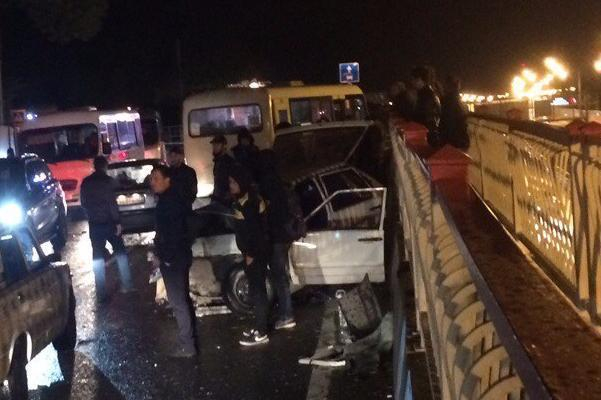 Отечественный автомобиль «смяло» после столкновения с пассажирской маршруткой в Сочи