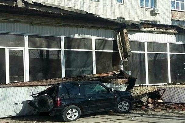 В Краснодаре на внедорожник рухнул бетонный козырек дома
