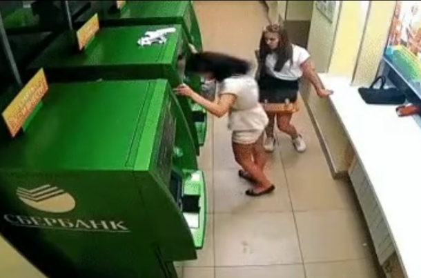Видео с сочинкой, избившей банкомат головой, стало вирусным