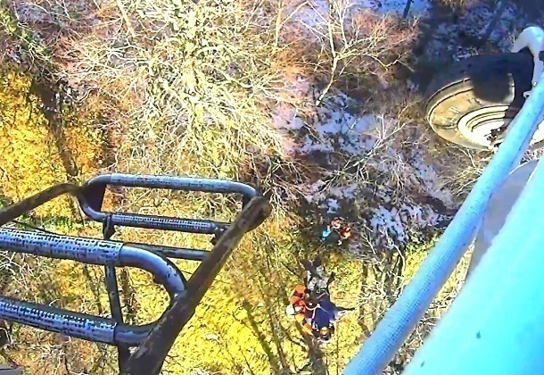 Упавшего в горах Сочи туриста спас вертолет
