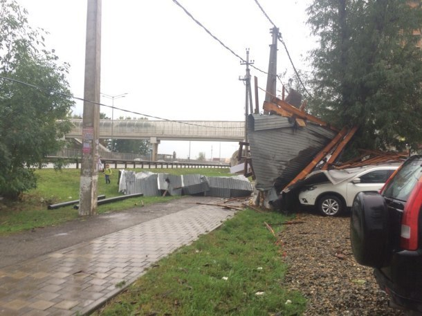 Ураган в Краснодаре сорвал крышу и кинул ее на стоящие машины