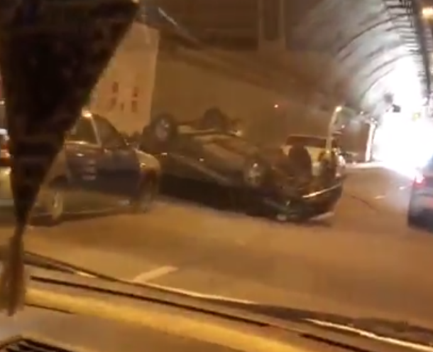 В сочинском тоннеле после ДТП перевернулась машина