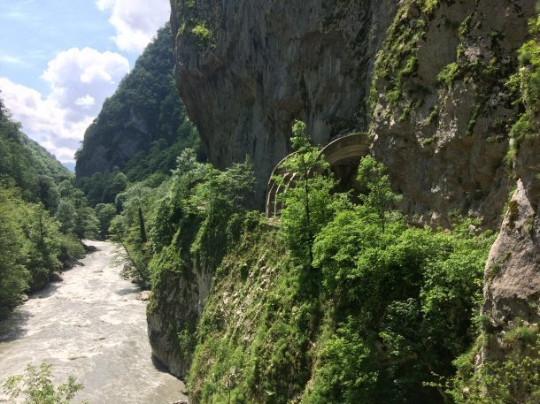 Два молодых человека застряли посреди горной реки в Сочи