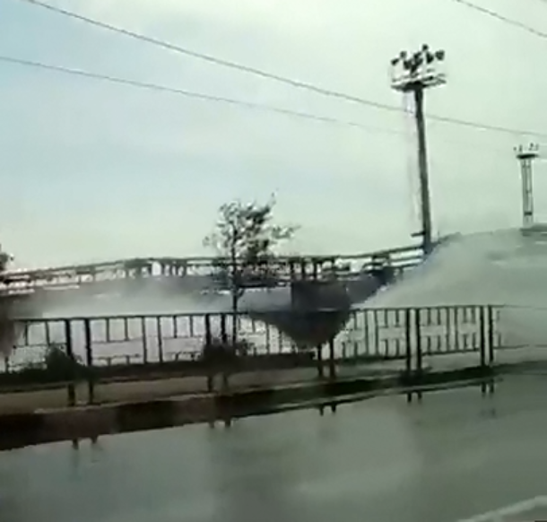 В Новороссийске прорвало водопровод: вода «фонтанировала» на проезжую часть