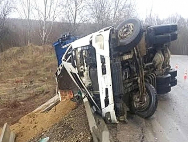 На Кубани водитель грузовика разбился насмерть при ударе о бетонную плиту