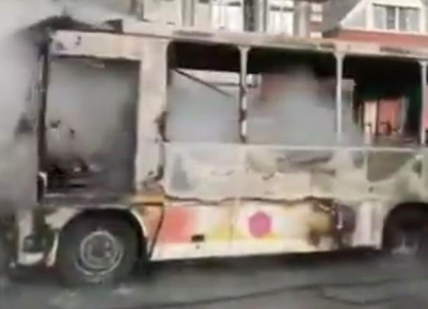 Загоревшуюся маршрутку на улице Северной в Краснодаре потушили