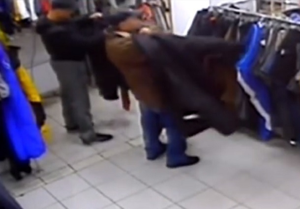 Житель Туапсе под свою куртку надел дубленку и попытался сбежать с ней из магазина