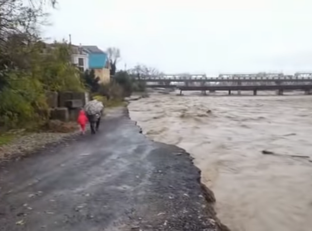 Вышедшая из берегов река подмыла улицу в Сочи