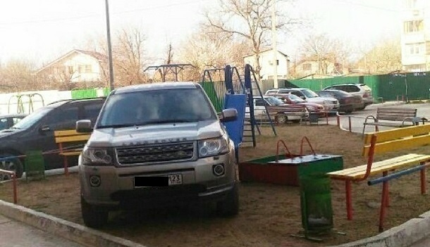 В Краснодаре Land Rover въехал в детскую площадку