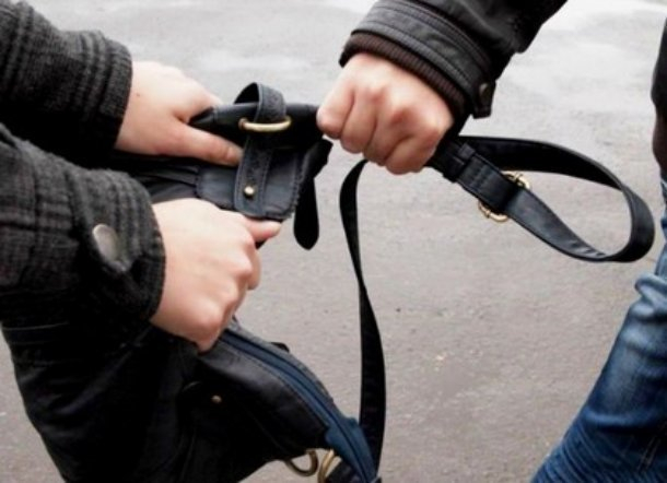 Женщину на остановке в Краснодаре избил пьяный мужчина и отобрал ее сумочку