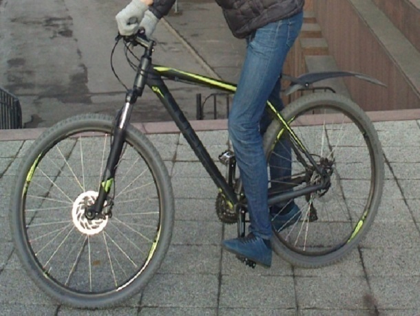 Житель Краснодара, угрожая ножом, отобрал у парня велосипед
