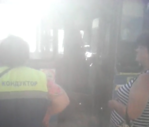 В Краснодаре из-за сильного задымления эвакуировали пассажиров троллейбуса