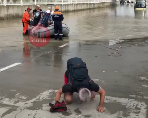 После сильного ливня в Сочи утонул автобус