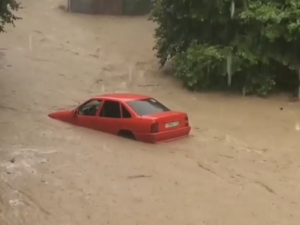 После проливных дождей на Кубани смыло машину