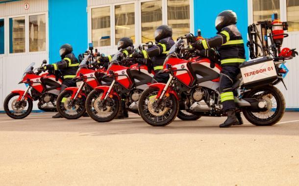 Тушить машины краснодарские пожарные могут с помощью мотоциклов
