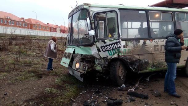Пассажирский автобус и иномарка столкнулись в Краснодаре