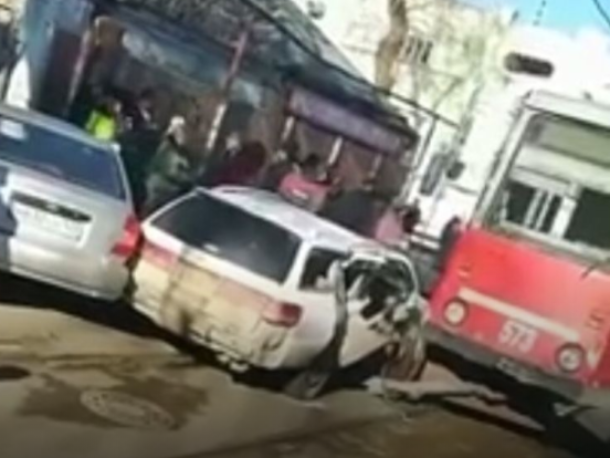 В Краснодаре автомобилист попал в ДТП с трамваем: его увезли с переломами