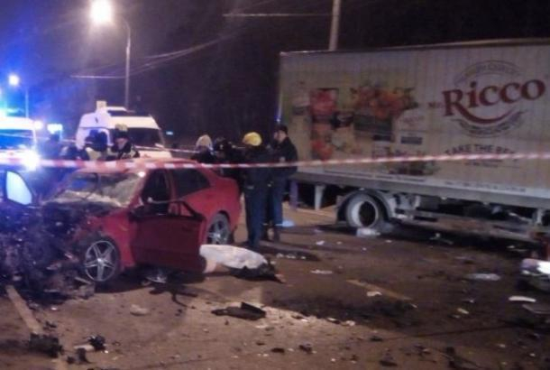 «Пытались откачать»: в Краснодаре в жуткой аварии с грузовиком погиб водитель «Мерседеса»