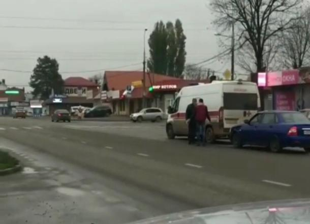 В Краснодаре агрессивный водитель разбил боковое стекло «скорой»