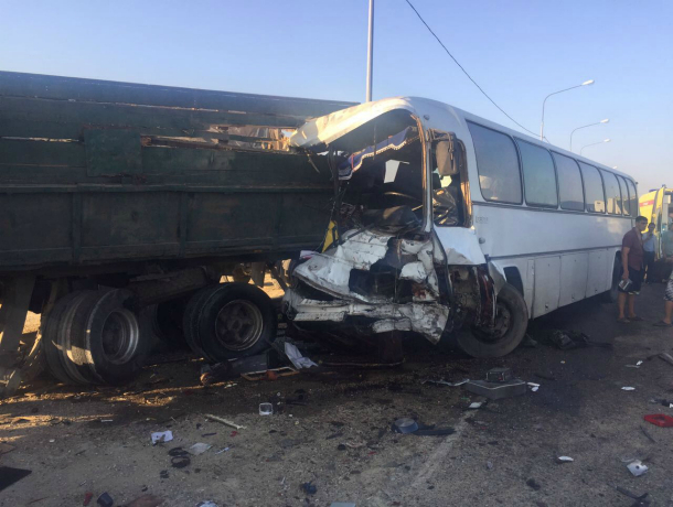 На Кубани разбились насмерть четыре человека в ДТП с участием автобуса, легковушки и грузовиков