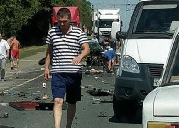Два грузовика раздавили легковой автомобиль в Краснодарском крае