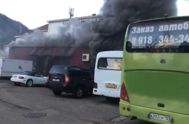 Крупный пожар произошел на станции техобслуживания на Кубани