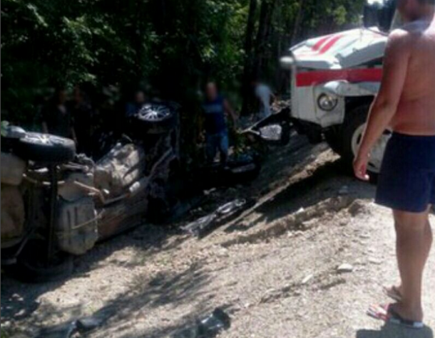 В лобовом столкновении с грузовиком погибли четыре человека в Туапсинском районе