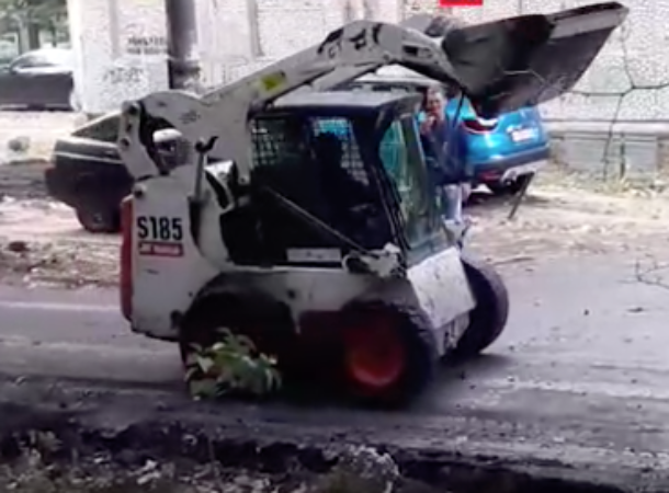 В Краснодаре во время ремонта дорог рабочие устроили танцы на погрузчике